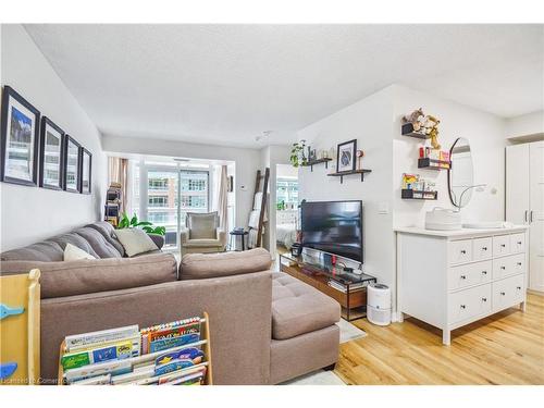 910-75 East Liberty Street, Toronto, ON - Indoor Photo Showing Living Room