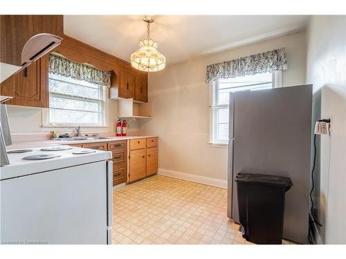 355 Rosedale Avenue, Hamilton, ON - Indoor Photo Showing Kitchen