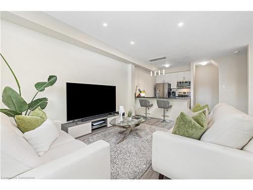 52-590 North Service Road, Stoney Creek, ON - Indoor Photo Showing Living Room