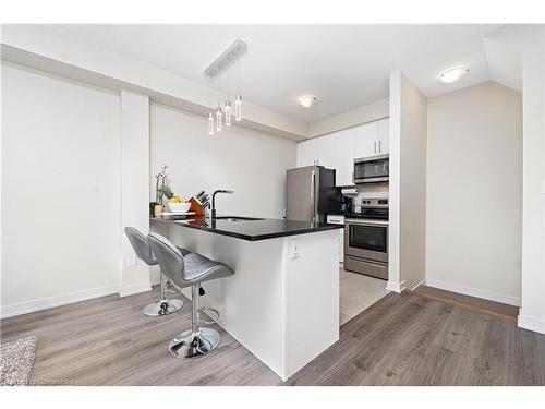 52-590 North Service Road, Stoney Creek, ON - Indoor Photo Showing Kitchen