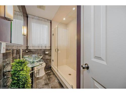 957 Sanford Drive, Burlington, ON - Indoor Photo Showing Bathroom