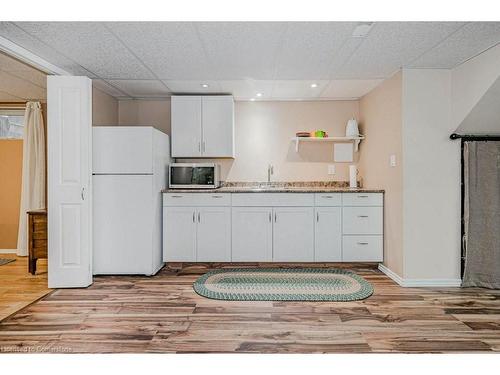 957 Sanford Drive, Burlington, ON - Indoor Photo Showing Kitchen