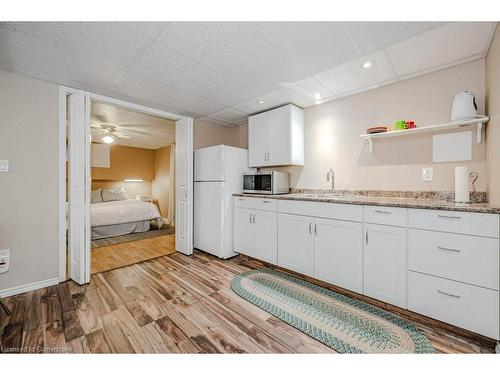 957 Sanford Drive, Burlington, ON - Indoor Photo Showing Kitchen