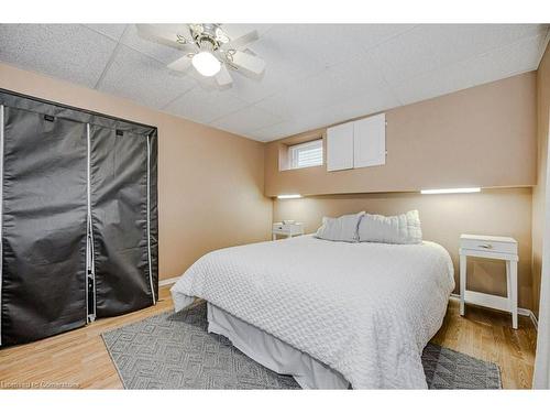 957 Sanford Drive, Burlington, ON - Indoor Photo Showing Bedroom