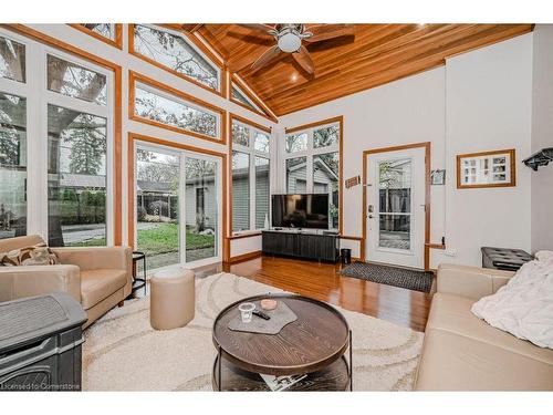 957 Sanford Drive, Burlington, ON - Indoor Photo Showing Living Room