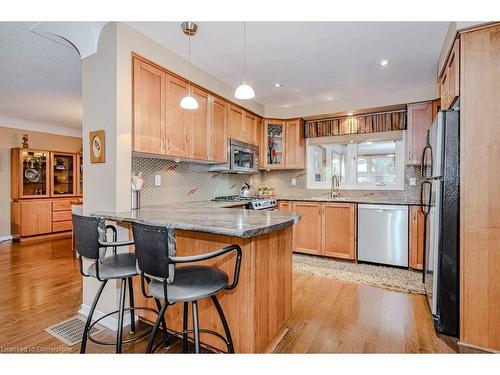 957 Sanford Drive, Burlington, ON - Indoor Photo Showing Kitchen