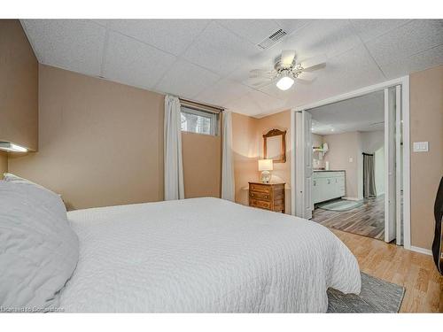 957 Sanford Drive, Burlington, ON - Indoor Photo Showing Bedroom