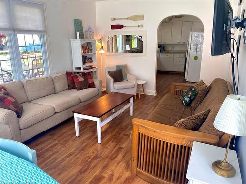 322 Oxford Avenue, Crystal Beach, ON - Indoor Photo Showing Living Room