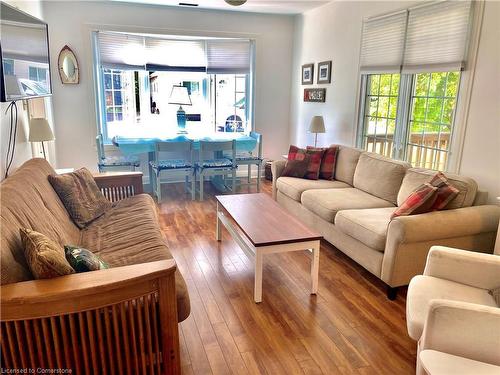 322 Oxford Avenue, Crystal Beach, ON - Indoor Photo Showing Living Room