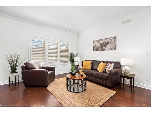 10 Brown Street S, Clifford, ON - Indoor Photo Showing Living Room