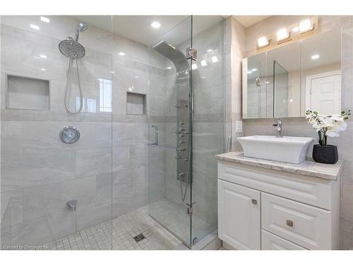 32 Audubon Street S, Stoney Creek, ON - Indoor Photo Showing Bathroom