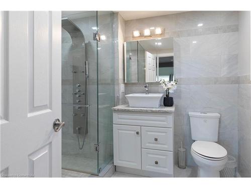 32 Audubon Street S, Stoney Creek, ON - Indoor Photo Showing Bathroom