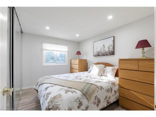 32 Audubon Street S, Stoney Creek, ON - Indoor Photo Showing Bedroom