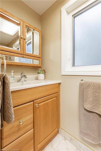 32 Audubon Street S, Stoney Creek, ON - Indoor Photo Showing Bathroom