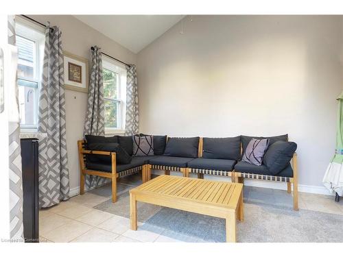 32 Audubon Street S, Stoney Creek, ON - Indoor Photo Showing Living Room