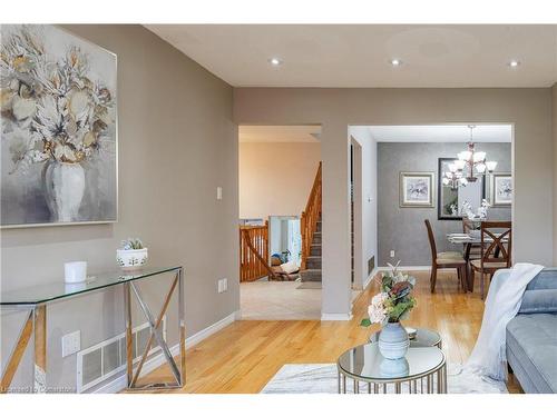 32 Audubon Street S, Stoney Creek, ON - Indoor Photo Showing Living Room