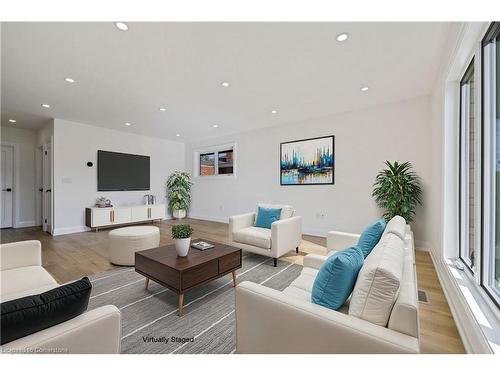 583 Britannia Avenue, Hamilton, ON - Indoor Photo Showing Living Room