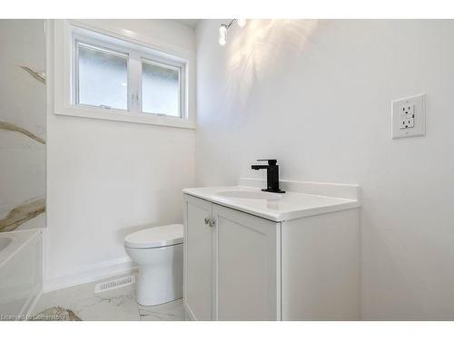 583 Britannia Avenue, Hamilton, ON - Indoor Photo Showing Bathroom