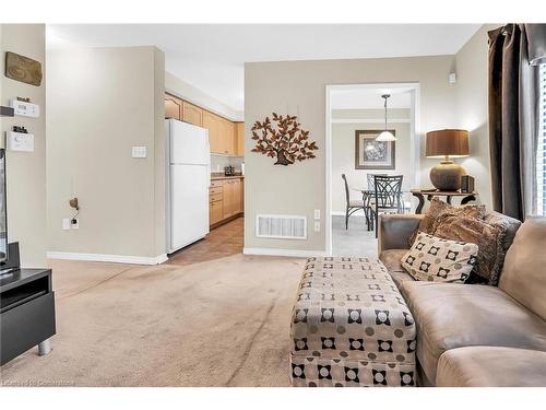 31 Newport Crescent, Hamilton, ON - Indoor Photo Showing Living Room