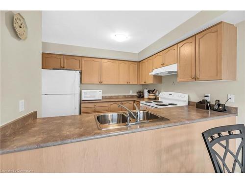 31 Newport Crescent, Hamilton, ON - Indoor Photo Showing Kitchen With Double Sink