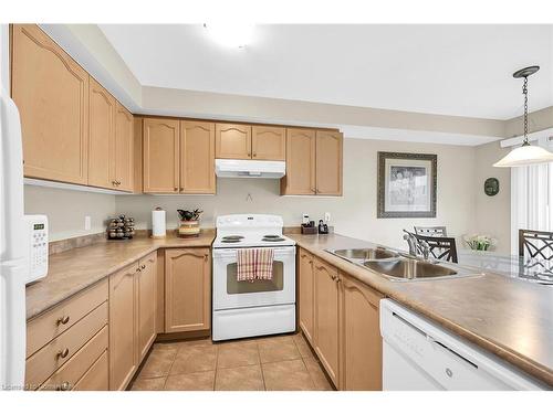 31 Newport Crescent, Hamilton, ON - Indoor Photo Showing Kitchen With Double Sink