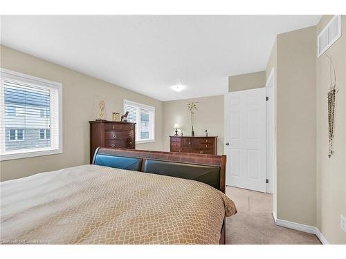 31 Newport Crescent, Hamilton, ON - Indoor Photo Showing Bedroom