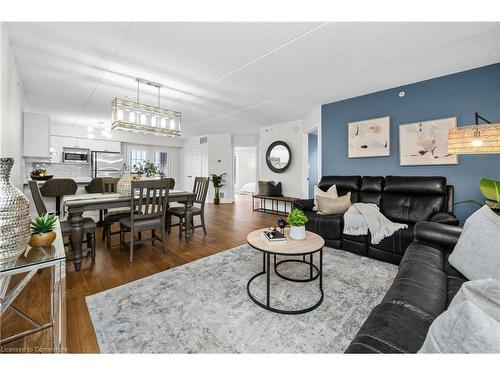 210-2055 Appleby Line, Burlington, ON - Indoor Photo Showing Living Room