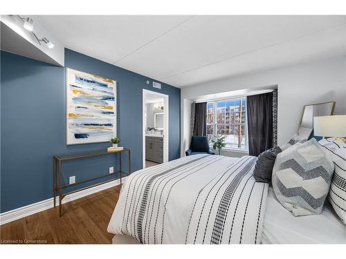 210-2055 Appleby Line, Burlington, ON - Indoor Photo Showing Bedroom