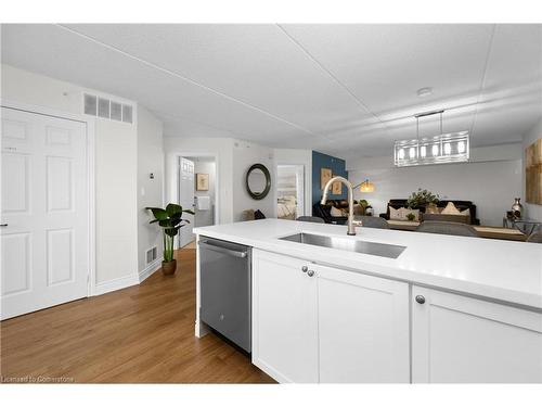 210-2055 Appleby Line, Burlington, ON - Indoor Photo Showing Kitchen