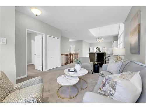 8-81 Valridge Drive, Ancaster, ON - Indoor Photo Showing Living Room