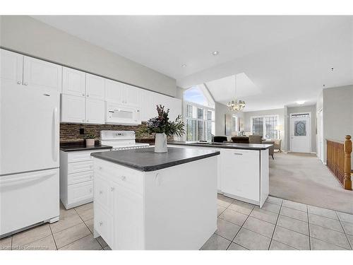 8-81 Valridge Drive, Ancaster, ON - Indoor Photo Showing Kitchen