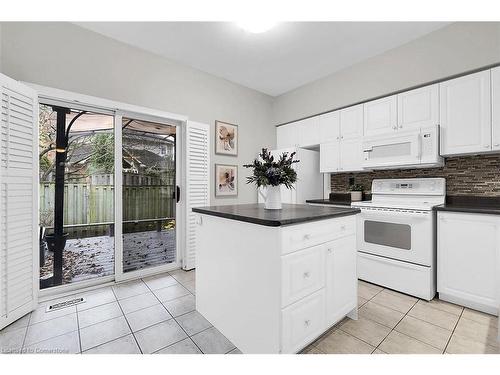 8-81 Valridge Drive, Ancaster, ON - Indoor Photo Showing Kitchen