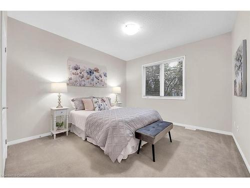 8-81 Valridge Drive, Ancaster, ON - Indoor Photo Showing Bedroom