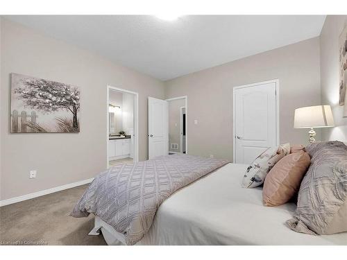 8-81 Valridge Drive, Ancaster, ON - Indoor Photo Showing Bedroom