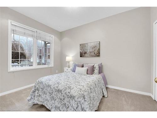 8-81 Valridge Drive, Ancaster, ON - Indoor Photo Showing Bedroom