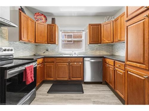 18 Prince Street, St. Catharines, ON - Indoor Photo Showing Kitchen