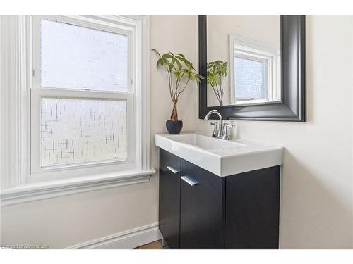 18 Prince Street, St. Catharines, ON - Indoor Photo Showing Bathroom