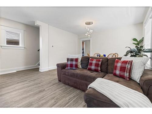 18 Prince Street, St. Catharines, ON - Indoor Photo Showing Living Room