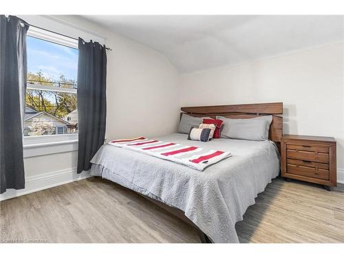 18 Prince Street, St. Catharines, ON - Indoor Photo Showing Bedroom