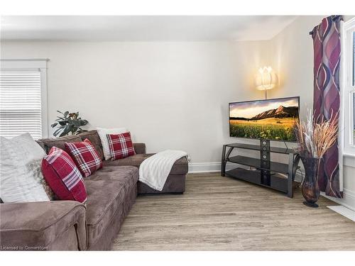 18 Prince Street, St. Catharines, ON - Indoor Photo Showing Bedroom