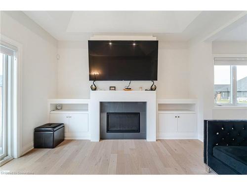 524 Old Course Trail Trail, Welland, ON - Indoor Photo Showing Living Room With Fireplace