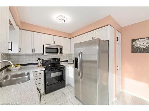 516 Eliza Crescent, Burlington, ON - Indoor Photo Showing Kitchen With Double Sink