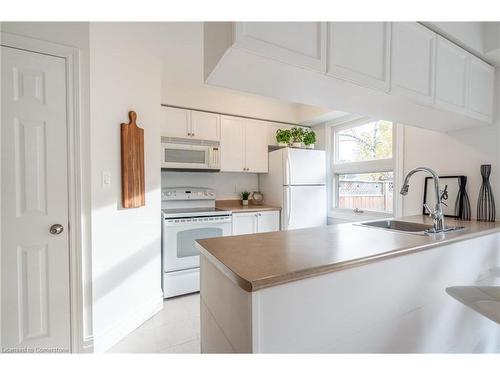 815 Hyde Road, Burlington, ON - Indoor Photo Showing Kitchen