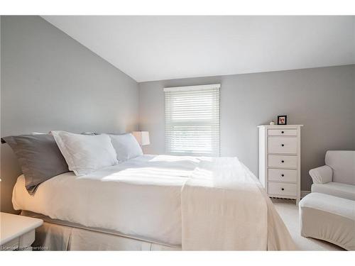 815 Hyde Road, Burlington, ON - Indoor Photo Showing Bedroom