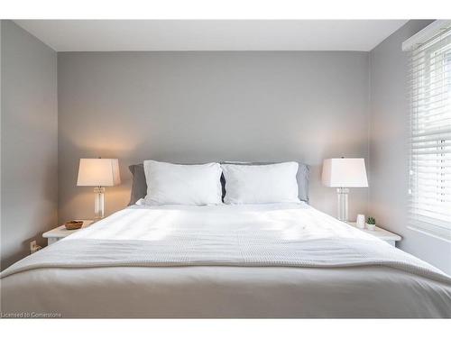 815 Hyde Road, Burlington, ON - Indoor Photo Showing Bedroom