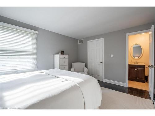 815 Hyde Road, Burlington, ON - Indoor Photo Showing Bedroom