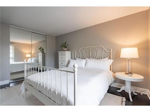 815 Hyde Road, Burlington, ON - Indoor Photo Showing Bedroom