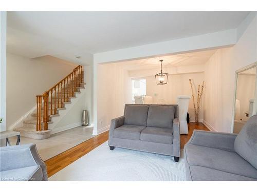 815 Hyde Road, Burlington, ON - Indoor Photo Showing Living Room