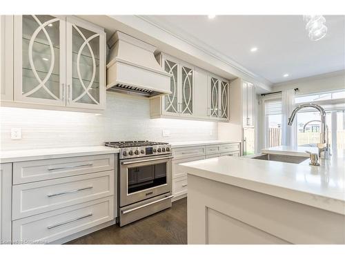 7-35 Midhurst Heights, Stoney Creek, ON - Indoor Photo Showing Kitchen With Upgraded Kitchen