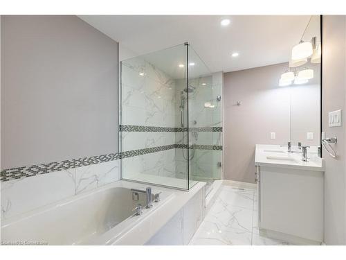 7-35 Midhurst Heights, Stoney Creek, ON - Indoor Photo Showing Bathroom